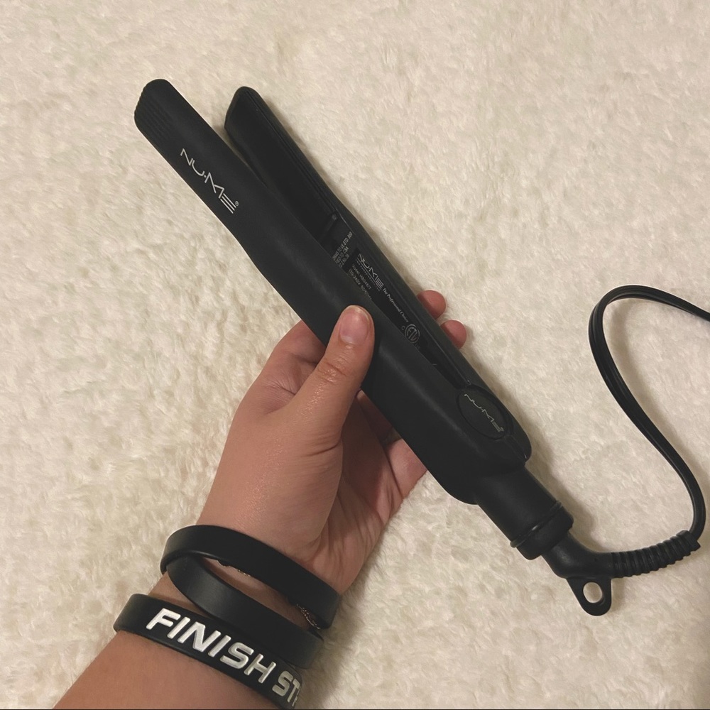 Nume Flat Iron, 1 inch Plates, great salon quality